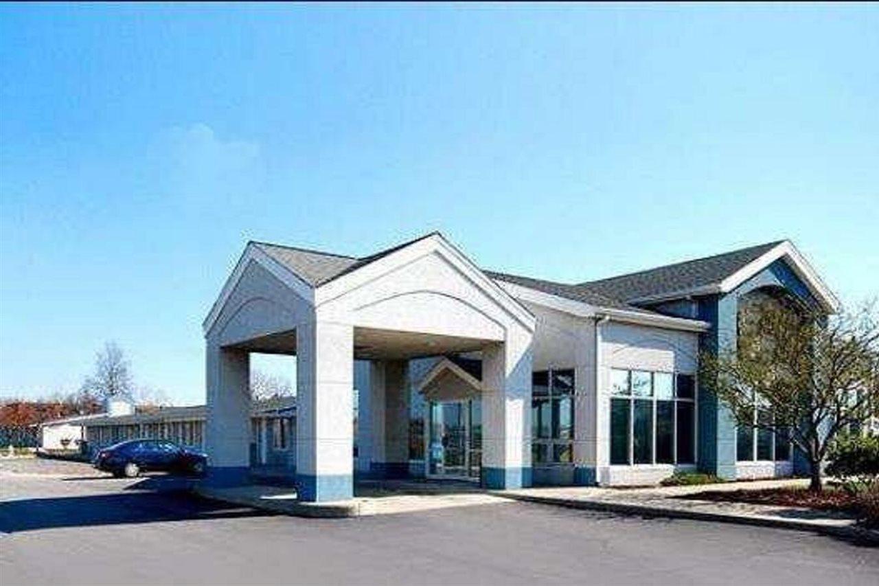 Knights Inn Елирия Екстериор снимка