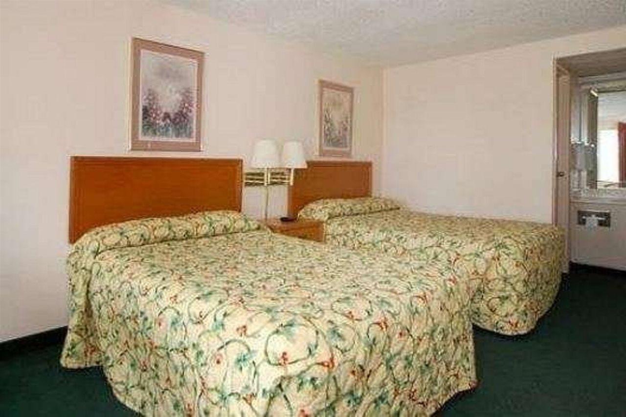 Knights Inn Елирия Екстериор снимка