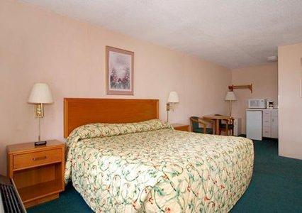 Knights Inn Елирия Стая снимка