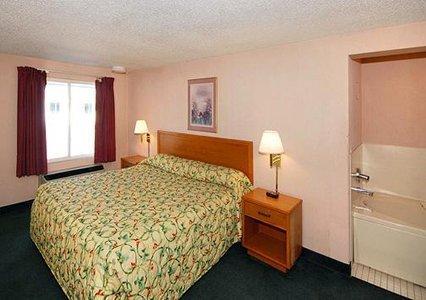 Knights Inn Елирия Стая снимка