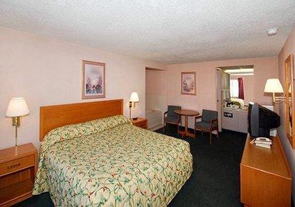 Knights Inn Елирия Стая снимка