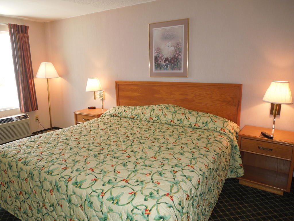 Knights Inn Елирия Стая снимка
