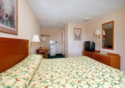 Knights Inn Елирия Екстериор снимка