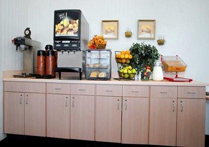 Knights Inn Елирия Екстериор снимка