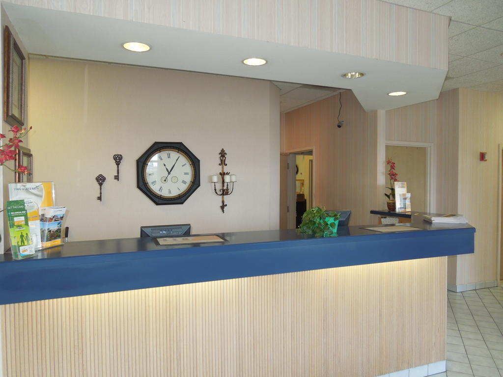 Knights Inn Елирия Екстериор снимка