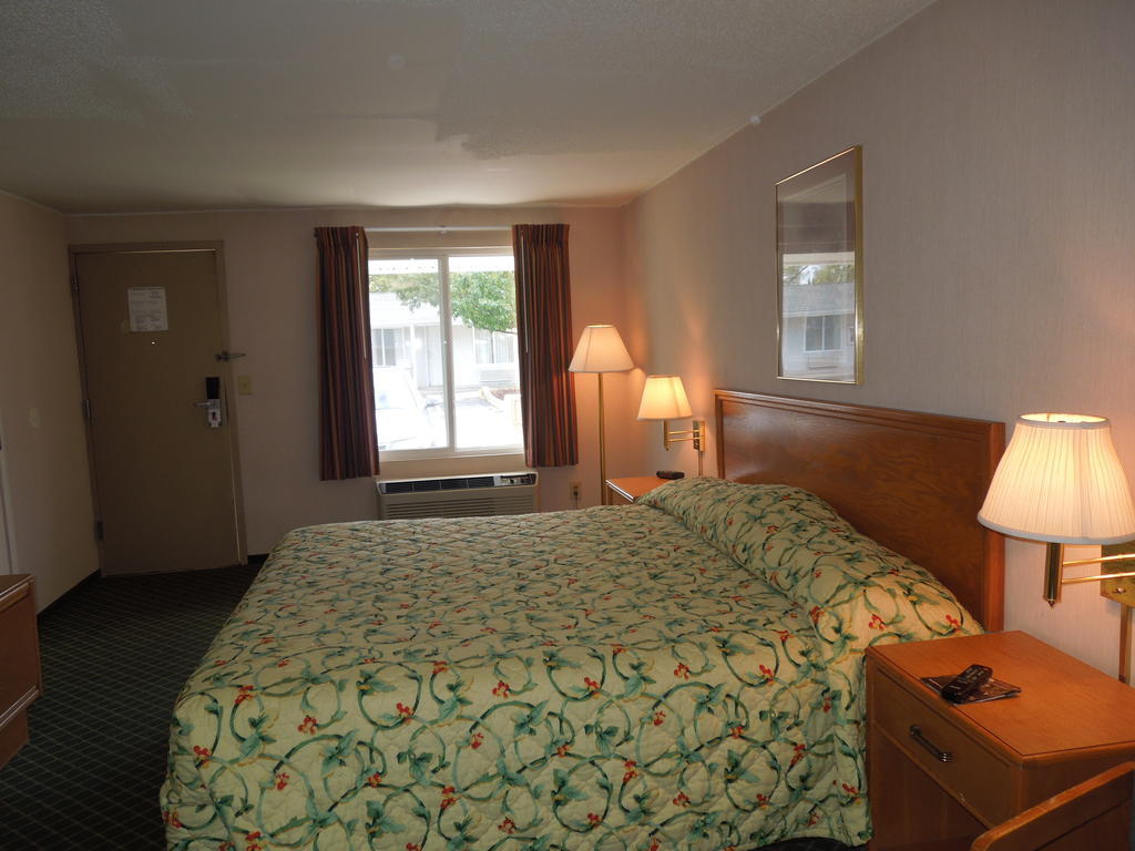 Knights Inn Елирия Стая снимка