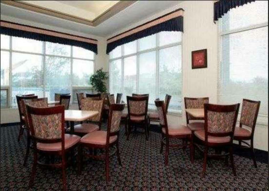 Knights Inn Елирия Екстериор снимка